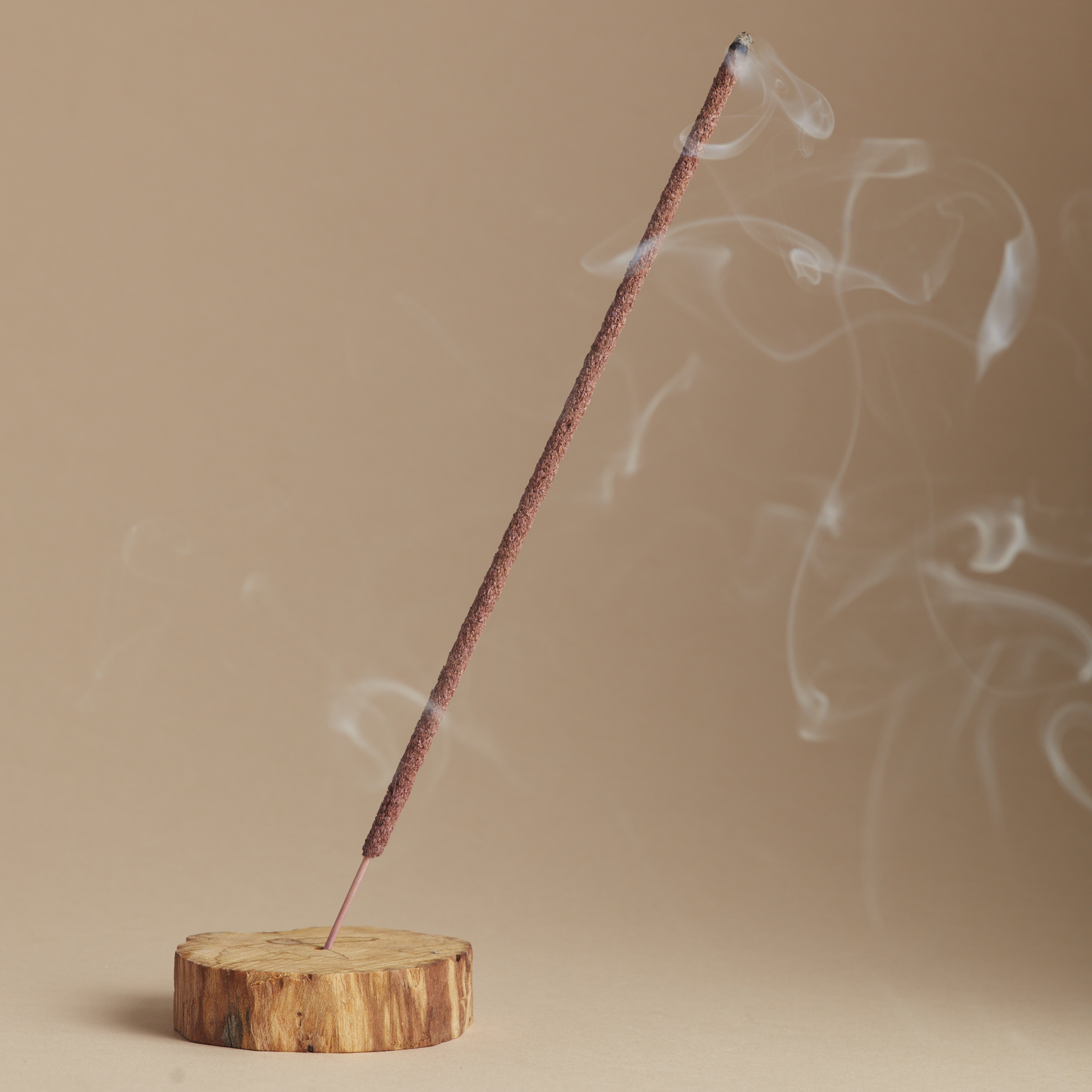 Палочка благовоний с дымом на подставке из дерева пало санто